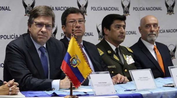 Funcionarios de los gobiernos de Ecuador y Estados Unidos firmaron en Quito un convenio de cooperación, para desarrollar estrategias. Foto: Twitter Ministerio del Interior