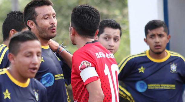 Leandro Abad (rojo), capitán de Nueva Juventud, huele a los chicos de Unión Familiar. Foto: Julio Estrella / ÚN
