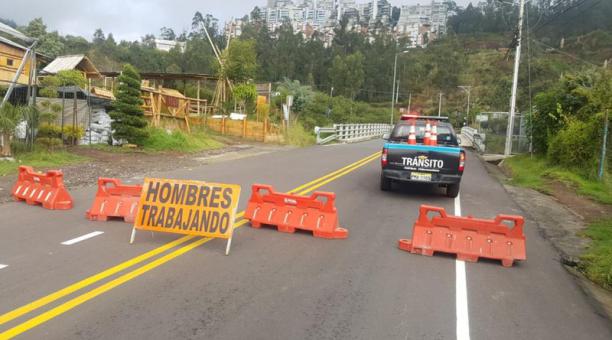 La antigua vía a Nayón se mantiene cerrada después del deslizamiento de tierra ocurrido el sçabado 5 de mayo del 2018. Foto: Twitter de la Agencia Metropolitana de Quito