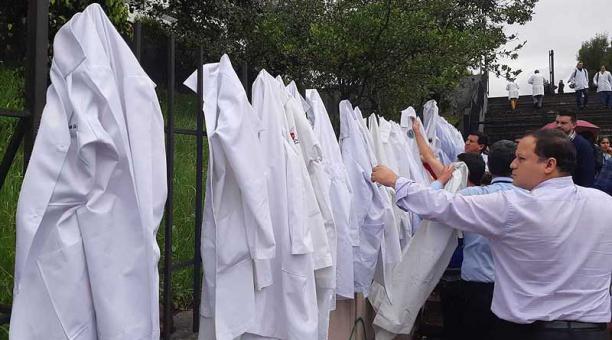Médicos del Hospital Eugenio Espejo se sumaron a la jornada de protesta. Foto: cortesía