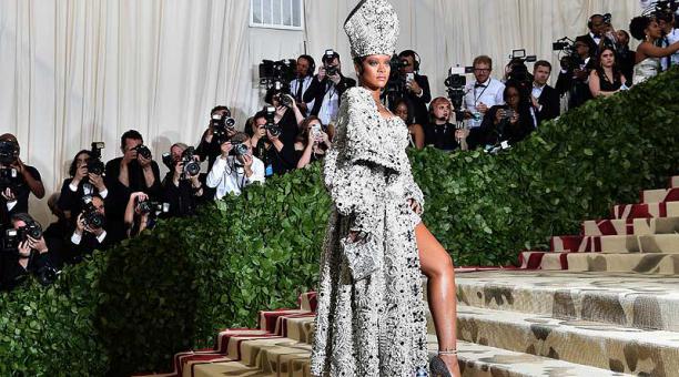 Durante la Met Gala, Rihanna lució un atuendo al estilo del Sumo Pontífice. Foto: AFP