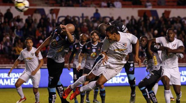 José Quintero (der), de LDU, buscó anotar un gol ante Macará, la noche del lunes, 14 de mayo del 2018. Foto: API