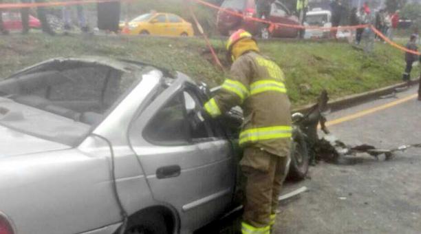 Dos vehículos pequeños estuvieron involucrados en el accidente. Foto: Twitter Bomberos Quito