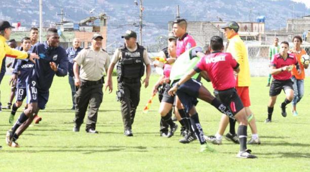 El instante de la agresión de uno de los futbolistas de Católica a un árbitro. Foto:  Cortesía
