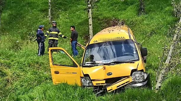 En la furgoneta viajaban 15 menores de edad. Foto: Twitter Bomberos Quito
