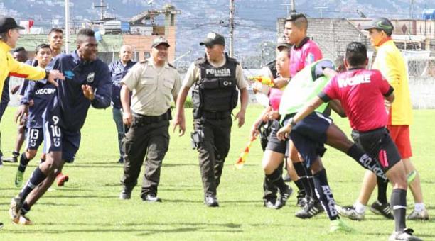 Los futbolistas de la Universidad Católica en la agresión a los árbitros en la categoría Sub 18. Foto: cortesía / ÚN