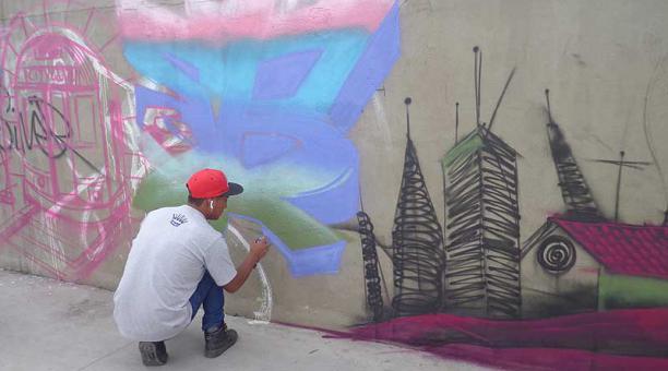 Los artistas ya tienen sus moldes para pintarlos en la plaza Eloy Alfaro. Foto: cortesía Municipio de Quito