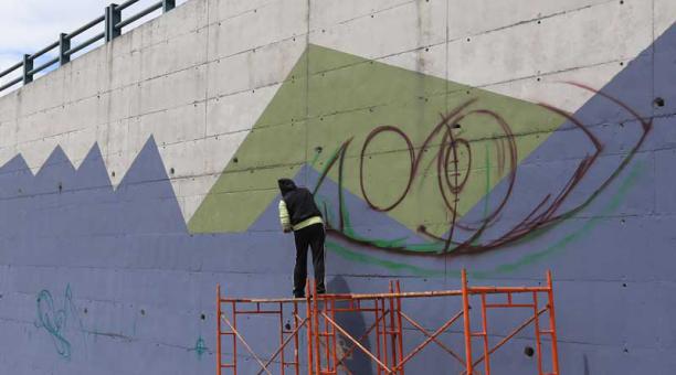Los artistas urbanos pintaron toda la mañana del domingo 27 de mayo del 2018. El trabajo continúa esta semana. Foto: Vicente Costales / ÚN
