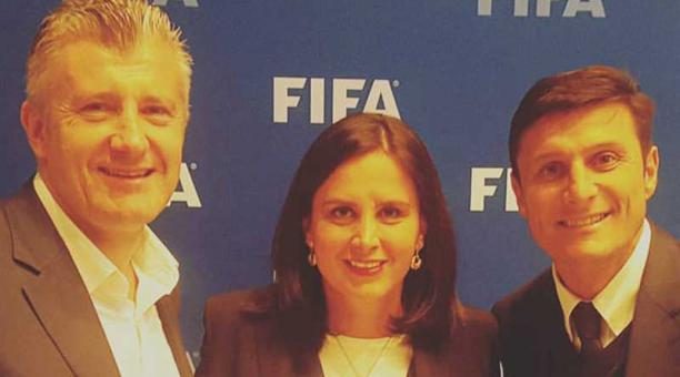 María Sol con Davor Suker y Javier Zanetti, sus compañeros en la FIFA. Foto: Cortesía de Sol Muñoz