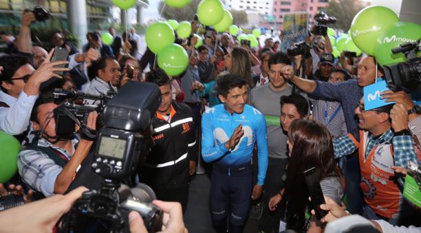 Richard Carapaz (azul) saluda con los aficionados que se dieron cita para recibirlo en Movistar. Foto: Vicente Costales / ÚN