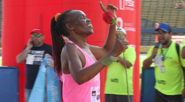 La competidora keniata Margaret Toroitich muestra una rosa a su llegada a la meta. Logró un tiempo de 53:10 min. Foto: Patricio Terán / ÚN