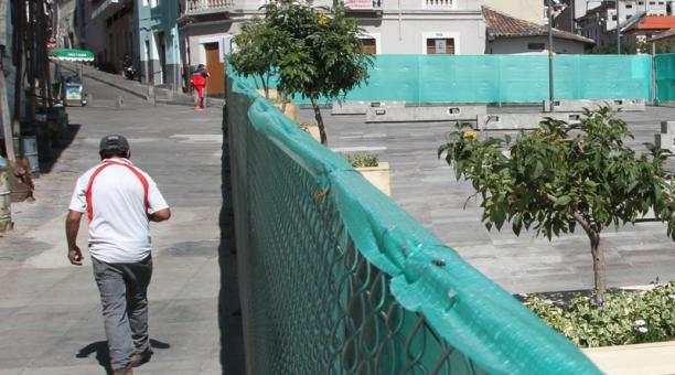 El paso peatonal del bulevar 24 de Mayo, en el Centro de Quito, se cerró por 12 meses. Foto:  Archivo / ÚN