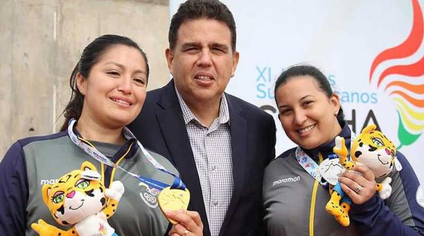 Diana Durango, Augusto Morán (presidente del COE) y Marina Pérez. Foto: cortesía Comité Olímpico Ecuatoriano