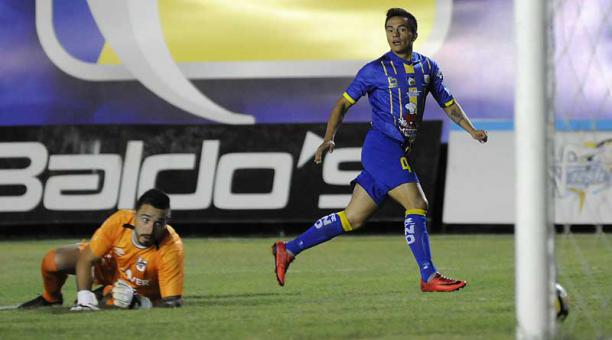 El delantero Francisco Mera anotó tres de los cinco goles del Delfín. Foto: agencia API para ÚN