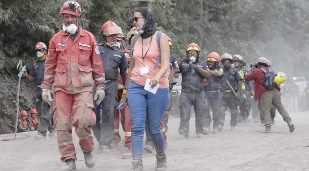 Rescatistas continúan con la búsqueda de más supervivientes en el cacerío de El Rodeo (Guatemala), uno de los más afectados, después de la erupción del domingo del Volcán de Fuego. Foto: EFE