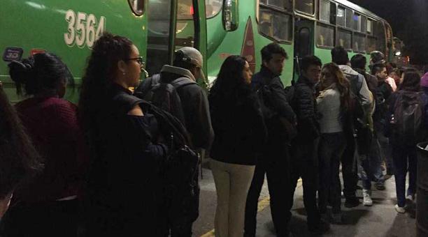 Pasajeros esperan subir a los buses que los levan al valle de Los Chillos. Foto: ÚN