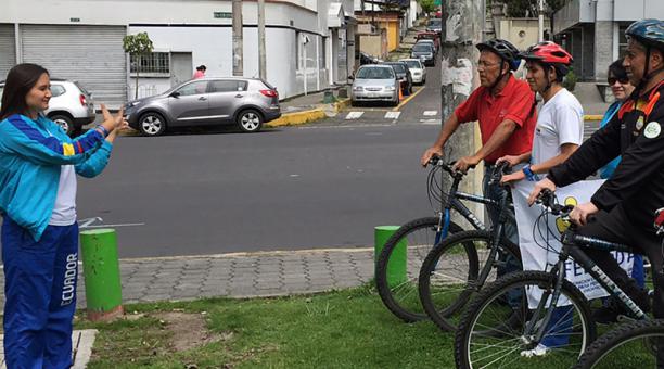 Los guías son un respaldo para los deportistas que se aventuran a ciclear en las vías de Quito. Foto: Ana Guerrero / ÚN