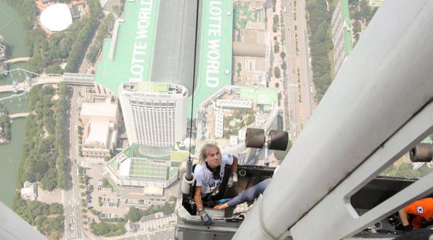El hombre araña ante los 123 pisos de una torre. Foto. EFE