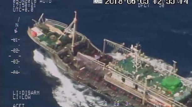 La Armanda rastreó ayer por radar la incursión de una flota china cerca de la reserva de Galápagos. Foto: Twitter @armada_ecuador