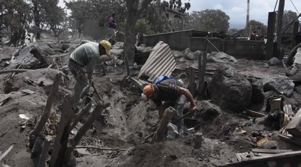 Pobladores de la zona afectada buscan a su familiares entre las cenizas. Foto: AFP