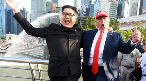 El imitador del líder norcoreano Kim Jong un imitador, Howard X, y el imitador de Donald Trump, Dennis Alan, hacen una aparición en el parque Merlion en Singapur. Foto: AFP