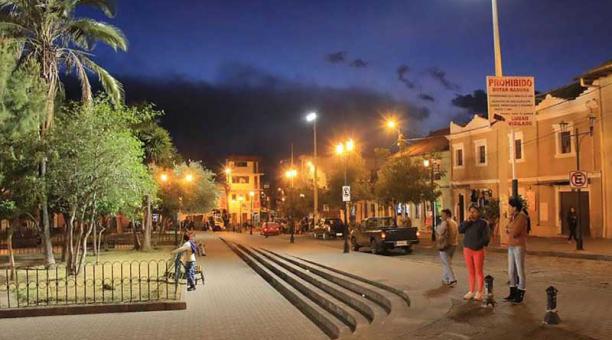 Guapa se ve la plaza de El Quinche. Ahora cuenta con nueva iluminación. Hasta da gusto salir en la noche. Foto: Cortesía Empresa Eléctrica Quito