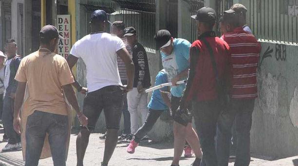El enfrentamiento sucedió atrás de la estación del Trolebús de El Recreo, en el sur de Quito. Foto: ÚN