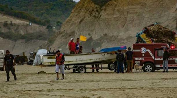 El cuerpo del estudiante fue localizado el miércoles, 13 de junio del 2018 en la playa de Briceño. Estuvieron los Bomberos. Foto: Cortesía Cuerpo de Bomberos de Manta