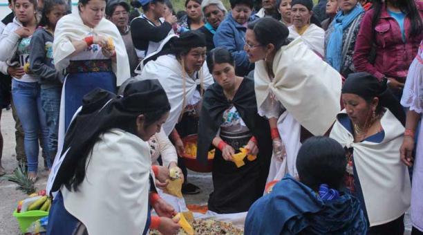 Imagen referencial. Preparativos para la fiesta del Inti Raymi, que realizan los indígenas kichwas que han migrado a la capital del Carchi.Foto: Cortesia de Enriquez Morales