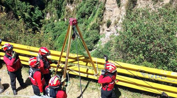 El cadáver se encontraba a 100 metros de profundidad, aproximadamente. Foto: Twitter Bomberos Quito