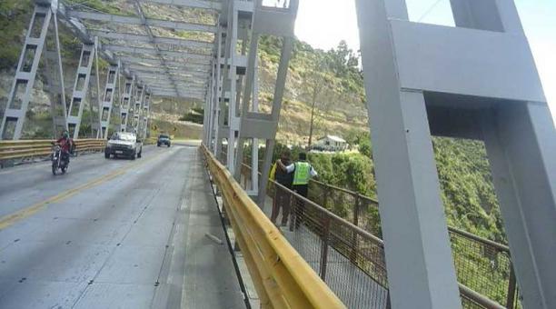 El momento en que el agente Muñoz aleja del puente al hombre que quería lanzarse. Foto: cortesía AMT