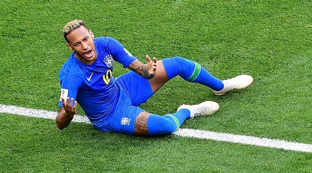 Esta no es la primera vez que las caídas de Neymar se convierten en motivo de broma. Foto: AFP