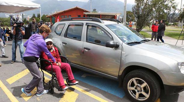 Se presentaron adhesivos que forman parte de la campaña municipal. Foto: cortesía Municipio de Quito