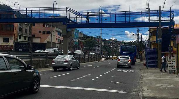 El puente de La Comuna está en la Mariscal Sucre, a la altura de la calle Humberto Albornoz. Foto: ÚN