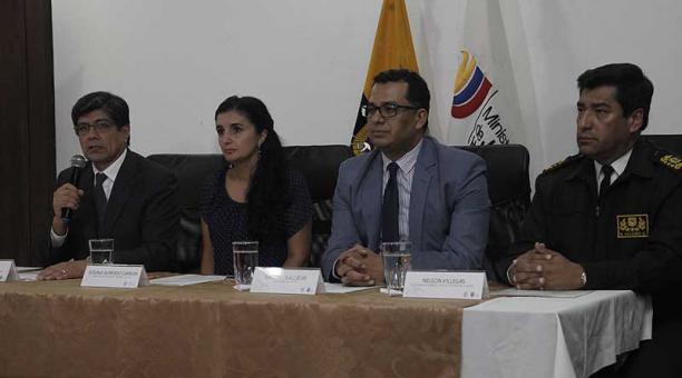 El canciller José Valencia (izq.) y la ministra de Justicia, Rosana Alvarado, informaron el proceso de identificación de los cuerpos. Foto: Patricio Terán / ÚN