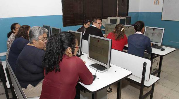 En Guayaquil ya empezó la evaluación a los profes. Hubo varios líos. Foto: Mario Faustos /ÚN