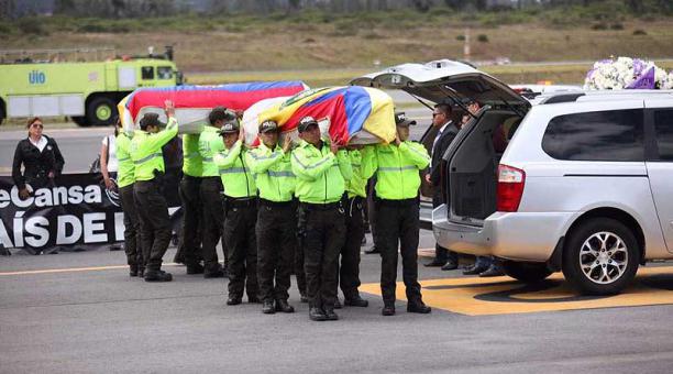 Los cuerpos de Óscar Villacís y Katty Velasco llegaron en un avión militar el mediodía de este 6 de julio del 2018. Foto: Julio Estrella / ÚN