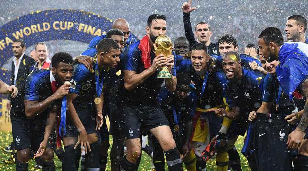 Uno de los momentos cumbres en la premiación para la Selección francesa, con el trofeo de campeón mundial 2018. Foto: AFP