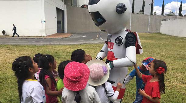 El superhéroe del ECU 911 encanta de los niños. Foto: cortesía ECU 911 Quito