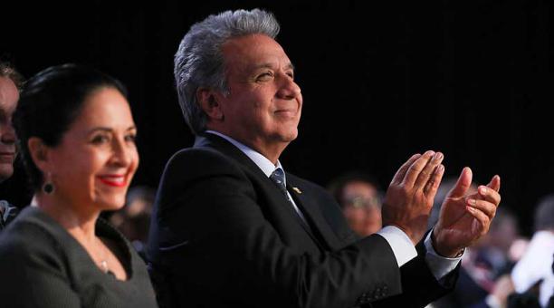 Lenín Moreno aplaude durante las intervenciones. A su lado, su esposa Rocío. Foto: AFP
