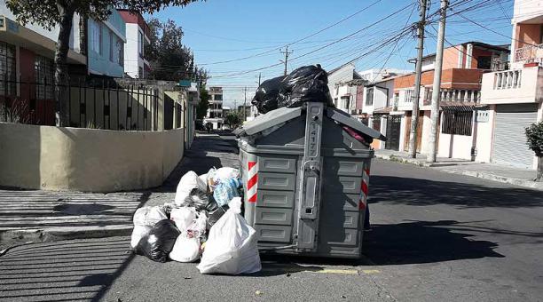 Una vez lleno el contenedor, los vecinos ponen la basura encima y en el piso. Foto: Daniel Romero / ÚN