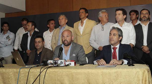Miguel Ángel Loor, presidente de la Liga Profesional,  junto a otros dirigentes de los equipos. Foto: Mario Faustos / ÚN