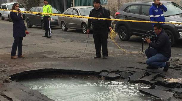 Un cráter lleno de agua se formó en la Giovanni Calles Lascano. Los moradores dicen que el lío de la tubería no es nuevo.  Foto: Eduardo Terán / ÚN
