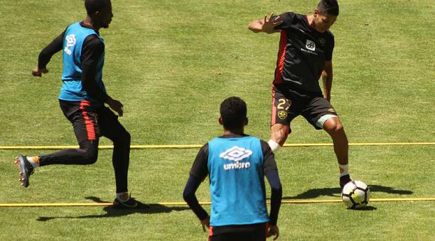 Los jugadores de Aucas en la práctica de ayer, 1 de agosto, en el estadio de Chillogallo. Foto: David Paredes / ÚN