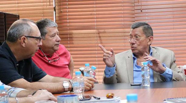 Carlos Villacís (centro) conversa con Gómez (izq.) y con Célico (der.) Foto: Twitter de la FEF