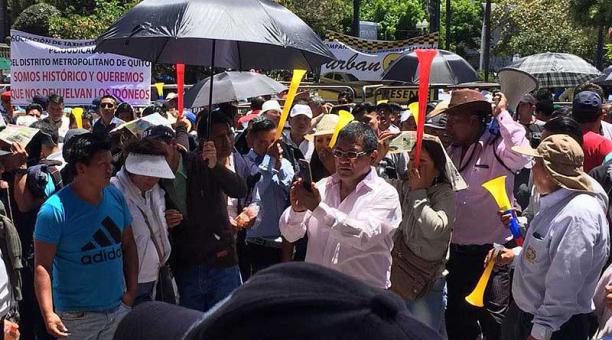 Con pancartas, tambores y megáfonos, taxistas se concentraron afuera del Municipio de Quito. Foto: Eduardo Terán / ÚN