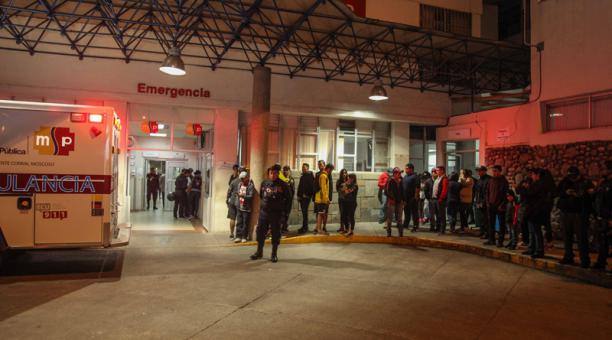 Hinchas del Barcelona llegan a emergencias del Hospital Vicente Corral Moscoso. Foto: Xavier Caivinagua para ÚN