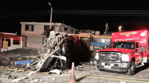 El Cuerpo de Bomberos de Quito informó que se registran 24 personas fallecidas y 19 heridas en accidente de tránsito ocurrido en la vía Pifo-Papallacta. Foto: Tomada de la cuenta Twitter @BomberosQuito