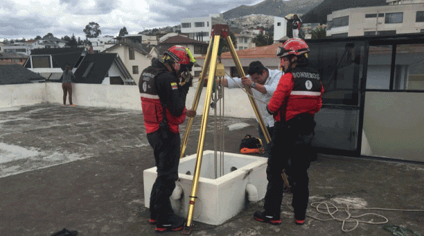 Durante las labores de rescate, participaron siete bomberos de Quito. Foto: Cortesía / Cuerpo de Bomberos de Quito