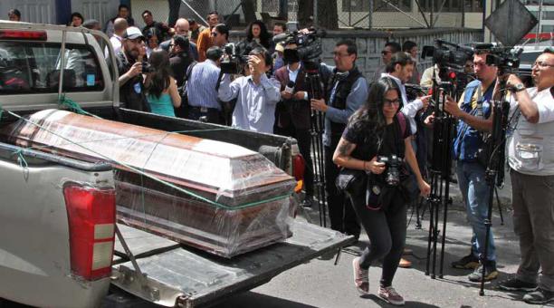 Los féretros para los cadáveres de los ecuatorianos fallecidos llegaron a Medicina Legal.